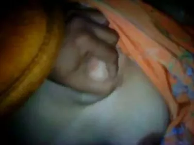 جعلی چھاتی کے ساتھ سیاہ بالوں والی بیب کو گرم چودنے کی ضرورت ہے۔