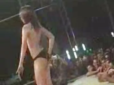 کنکی گرل فرینڈ دوسرے آدمی کو چود رہی ہے جبکہ BF دیکھ رہا ہے۔