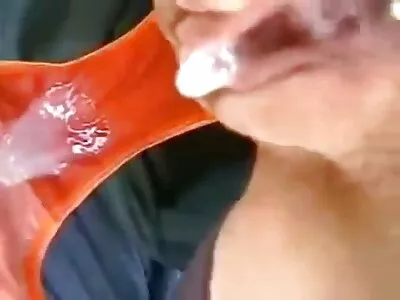 فحش اداکار مارکس لندن نے squirting کے عمل کی وضاحت کی۔