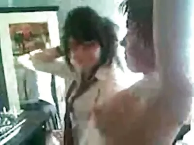 کھلاڑی جم میں کلائنٹ کے ساتھ جسمانی کھیل کھیلتی ہیں۔
