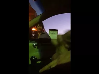 آدمی اعتماد کے ساتھ ٹیٹو کے ساتھ بوسومی پورن سٹار کے ناخنوں کو کیل دیتا ہے۔