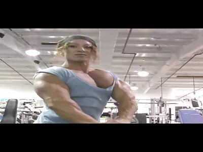 پیٹائٹ سنہرے بالوں والی انتونیا اس کی ہموار اندام نہانی کھیل رہی ہے۔