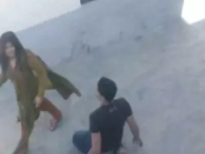 خوشی حاصل کرنے کے لیے دیوا بلو جاب سے پہلے cunnilingus کے لیے ٹانگیں پھیلاتی ہے۔