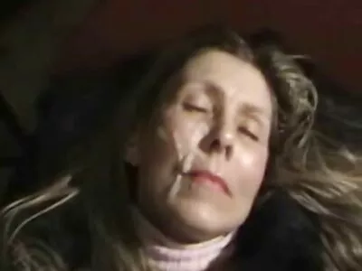 Brunette اس کے لڑکے کے ساتھ سونے کے کمرے میں شرارتی مذاق کا حصہ ہے
