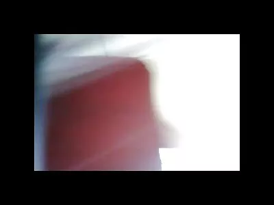 دبلے پتلے بچے کو بہت زیادہ کام کرنے کی عادت ہے اور وہ اپنے لنڈ کی بھوکی ہے۔