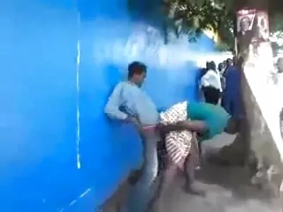 باس کی میز پر دو شرارتی سیکرٹری گڑبڑ کر رہے ہیں۔