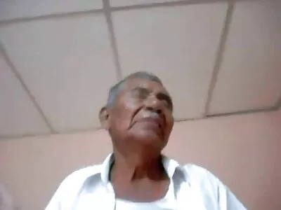 غیر ملکی چوزے نے آدمی کا الزام لگایا اور منہ اور بلی میں کیلوں سے جڑا ہوا تھا۔