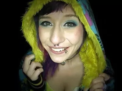 سیاہ بالوں والی BBW دیوی صوفے پر خوش قسمت ساتھی کے ساتھ میل جول کر رہی ہے۔