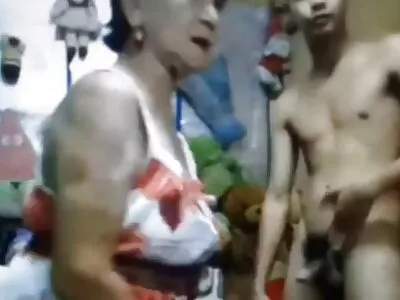 نرڈی لڑکی اپنے پروفیسر کے ساتھ سخت جنسی تعلق کر رہی ہے۔