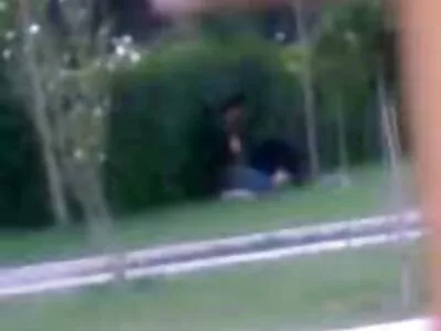 روکو سیفریڈی فیٹش سیکس ایکشن میں دو برونیٹ بیبس کو پیٹ رہی ہے۔