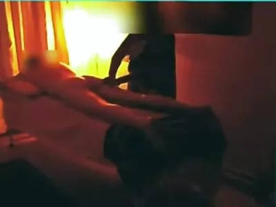 MILF ڈارلنگ کو پیٹنے کے بدلے کچھ رقم کی پیشکش کی جاتی ہے۔