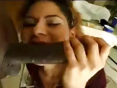 تنگ جسم سرخ بالوں والی صوفے پر بڑے ڈک پر سوار ہے۔