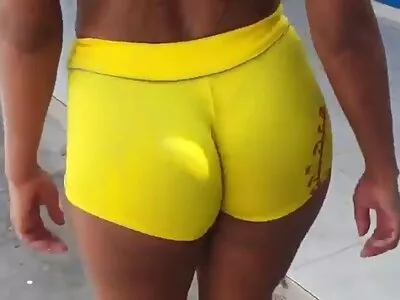 پرکی ٹین بیب اپنے پسندیدہ بلی بھرنے والے کھلونے دکھاتی ہے۔