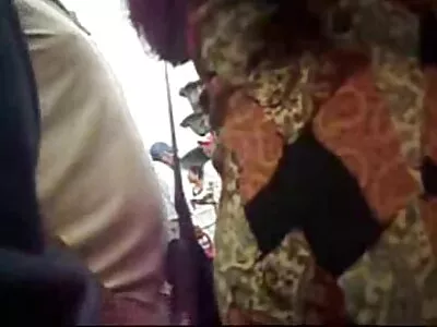 روس سے شرمیلی سویٹی کیمرے پر جعلی پروڈیوسر کو بلو جاب دیتی ہے۔
