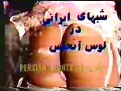 دلکش سنہرے بالوں والی دریا کے کنارے پر کیمرہ بلو جاب والے لڑکے کو دے رہی ہے۔