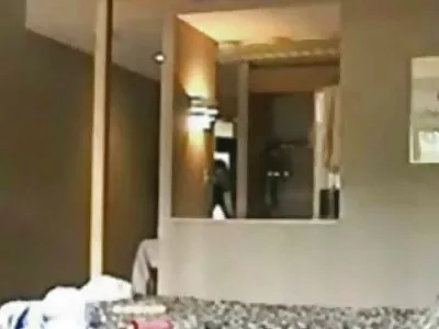 ایک بڑی بٹ والی عجیب ماں کو کچھ اچھی ڈک سواری کی ضرورت ہے۔