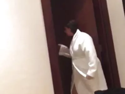 نوعمر اسے پسلی دار ڈیلڈو اور لڑکے کے لنڈ کے ساتھ بنا دیتا ہے۔