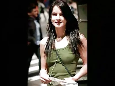 سنہرے بالوں والی لڑکی کو ملاقات کی جگہ پر گلے اور بلی میں ڈک آتا ہے۔