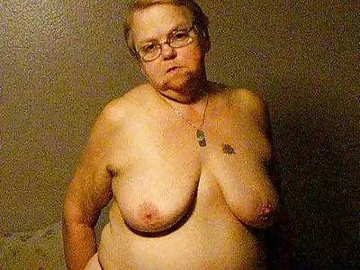 Raunchy MILF ایک خوبصورت فحش ہنک کو بہکاتا ہے۔