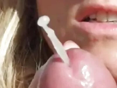 وہ عفریت کے ساتھ بلیک شلونگ کو سنبھال رہی ہے۔
