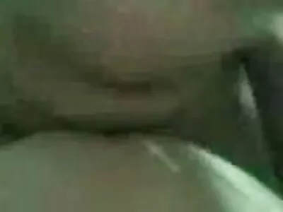 پیاری امریکی پورن اسٹار اپنی چھاتی دکھاتی ہے اور پریشان ہوجاتی ہے۔