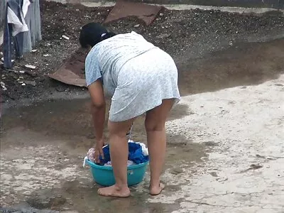 سنہرے بالوں والی لڑکی کو گنجے آدمی نے گھس لیا ہے۔