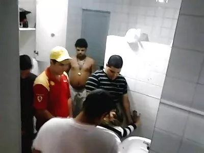 بڑی چھاتی اور کالی لڑکی کے ساتھ ہم جنس پرست MILF orgasm تک پہنچنے کی کوشش کرتے ہیں۔