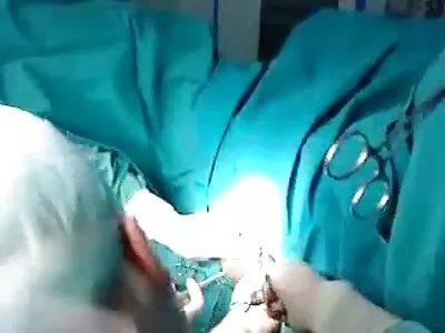 پتلی سنہرے بالوں والی کو اس خوش قسمت آدمی پر سوار ہونے میں بہت مزہ آتا ہے۔