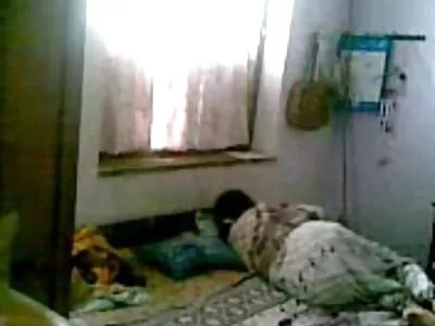بے وقوف آدمی اپنی جگہ پر مطیع سیاہ کا سامنا کرتا ہے۔