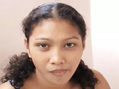 خوبصورت tanned قدرتی چوسنے اور fucks باورچی خانے میں گوشت دار مرگا