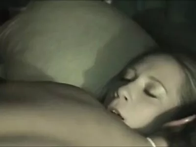 چھوٹی سنہرے بالوں والی لڑکی گھر میں اس کے خوبصورت stepbro کی طرف سے fucked ہو جاتا ہے