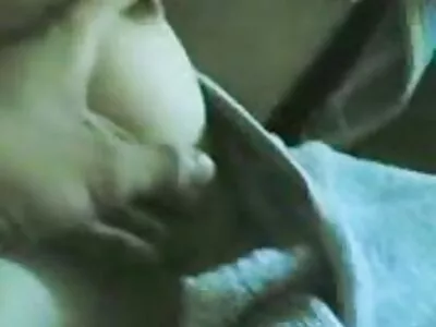پتلی سنہرے بالوں والی اس کے جسم کو سخت جنسی امتحان میں ڈالے گی۔