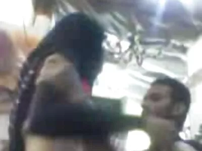 سنہرے بالوں والی پیاری پرجوش سیاہ ڈک سواری کے درمیان میں ہے۔