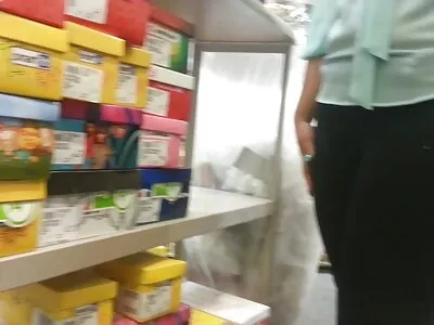 دو شرارتی قدرتی نوعمر لڑکیاں ایک دوسرے کے ساتھ کھیل رہی ہیں۔