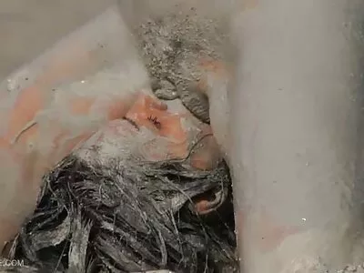 روس سے pigtailed لڑکی نوجوان مالش کرنے والوں کے ساتھ تھریسم جنسی تعلق رکھتی ہے۔