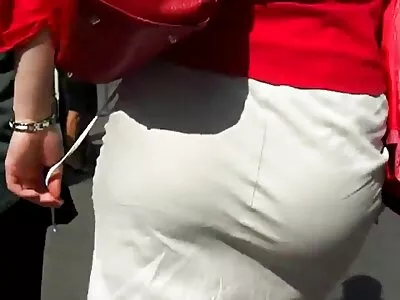 یہ دونوں سینگ والے پرندے ساحل سمندر پر کچھ جنسی مزہ کر رہے ہیں۔