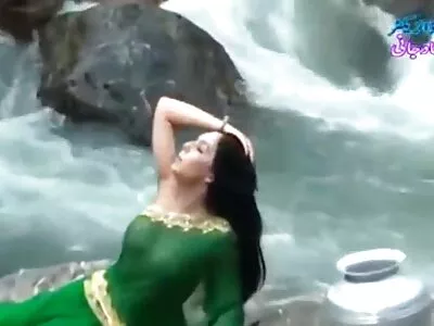 آرام دہ اور پرسکون سنہرے بالوں والی کپڑے اتارے اور کمرے میں انگلیوں کی بلی