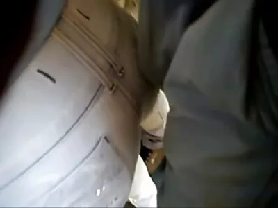 ہوس زدہ نوعمر brunette صوفے پر بڑا ڈک لے رہی ہے۔