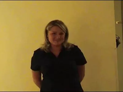 پرکشش چیک لڑکی روشن orgasm تک پہنچنے کے لیے انگلیوں پر گنتی ہے۔
