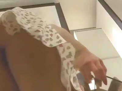 شاندار سنہرے بالوں والی Khloe Kapri اس کی مزیدار بلی کے ساتھ کھیل رہی ہے۔