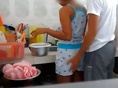 Brunette ڈارلنگ بمشکل سیاہ بلوک کے طویل مرگا فٹ کر سکتے ہیں