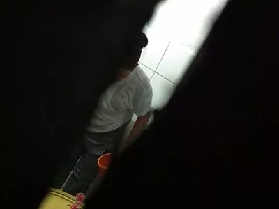 سیکس مشین ایک اندھیری جگہ میں ننگی لڑکی کے منڈوا twat گھسنا