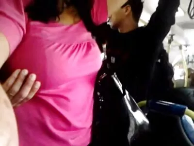 محبت ایک بلو جاب دیتی ہے اور کاسٹنگ میں مرغ کو چھین لیتی ہے۔