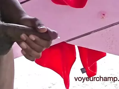 بڑا مال غنیمت والا چوزہ صوفے پر ایک زبردست ڈونگ چلا رہا ہے۔