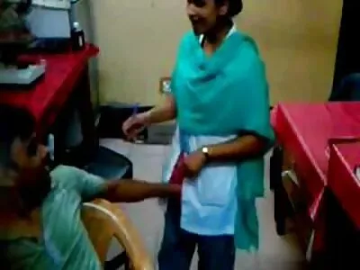 مکمل طور پر فطری نوجوان ماں کچھ محبت کرنے کے بیچ میں ہے۔