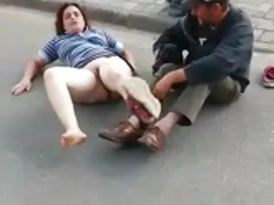 پرجوش لیٹینا اسٹوڈیو میں ایک بڑی چوٹی پر سوار ہے۔