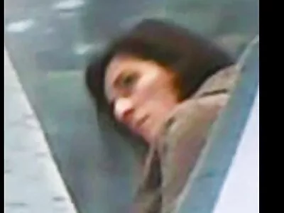 سنہرے بالوں والی ماں اپنی بیٹی کو اپنے شوہر کے ہاتھوں چودتی ہوئی دیکھتی ہے۔