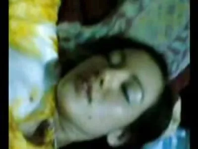 روسی بریزر معصوم سنہرے بالوں والی Gemma کا تقریباً تجزیہ کرتا ہے۔