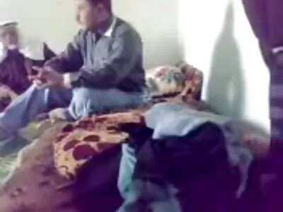 بالوں والے مف کے ساتھ سنہرے بالوں والی ہوٹی کو مقعد سے ٹکرانا پڑتا ہے۔