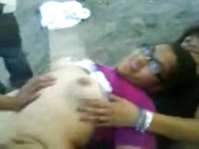 ٹیٹو والے جسم والے منحنی لڑکی کو کچھ ڈکنگ کی ضرورت ہے۔